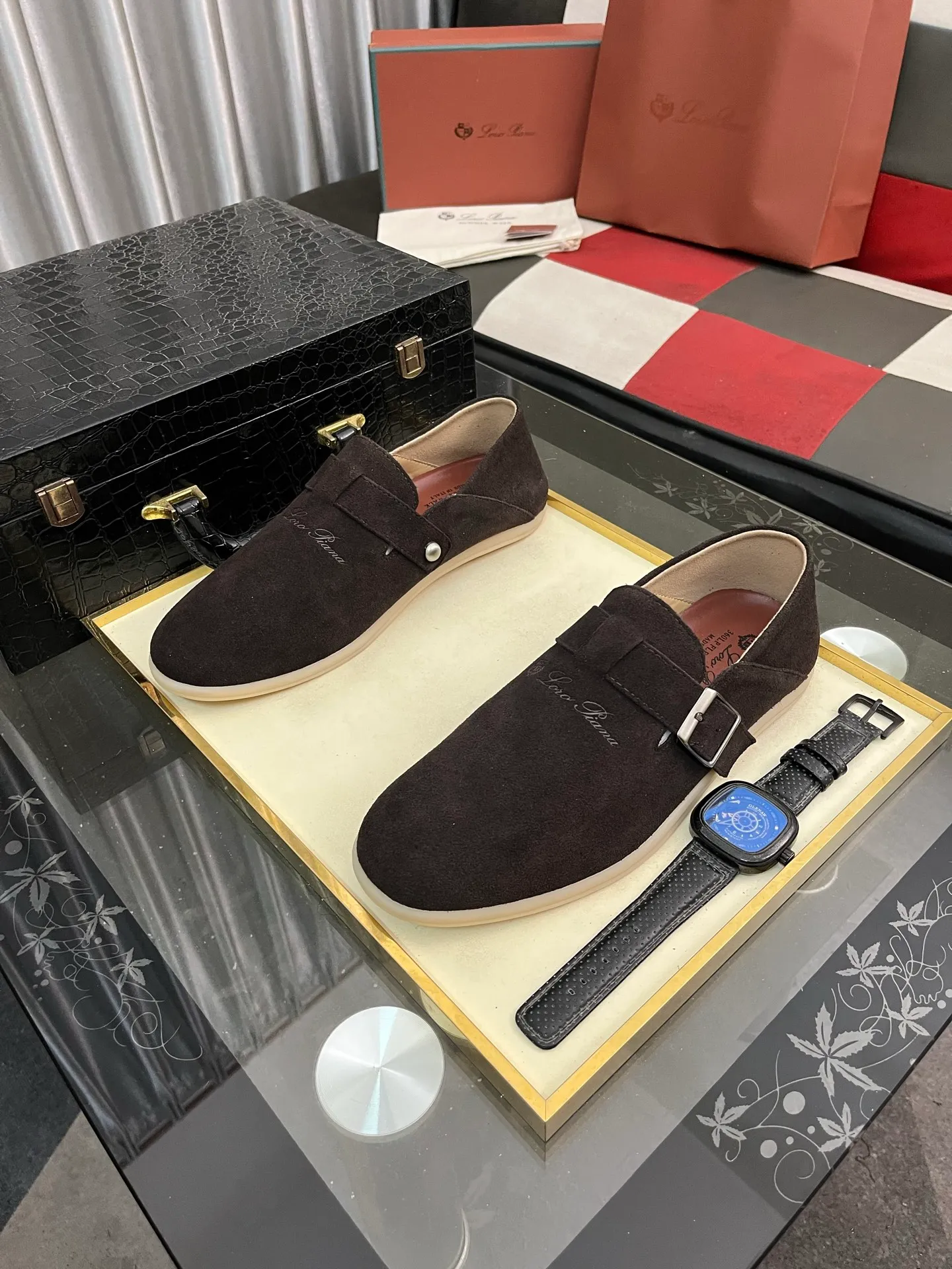 Men's men's shoes 💰458⌚️⌚️ Loro Piana's classic hot model lp top version of Pili casual shoes. It turns out that these are the casual shoes that are said to be able to walk 20,000 steps without getting tired. This pair has both good looks and feel. You will be completely lost as soon as you put it on. The minimalist design is eye-catching and durable, and it is a bonus for dressing. The soft feeling on the feet has outstanding texture, and it is very nice without abrasion on the feet. The soft and waxy soles make it easy to wear for daily use for a long time. Who can resist a pair of versatile and good-looking loafers? Don't be too elegant at all, the feel and texture of the feet are good, the key is to make the legs look longer and not tire the feet, the main thing is that it is just right!        Material: Original cowhide Lining: Original sheepskin Outsole: Original sole Size: 38-44